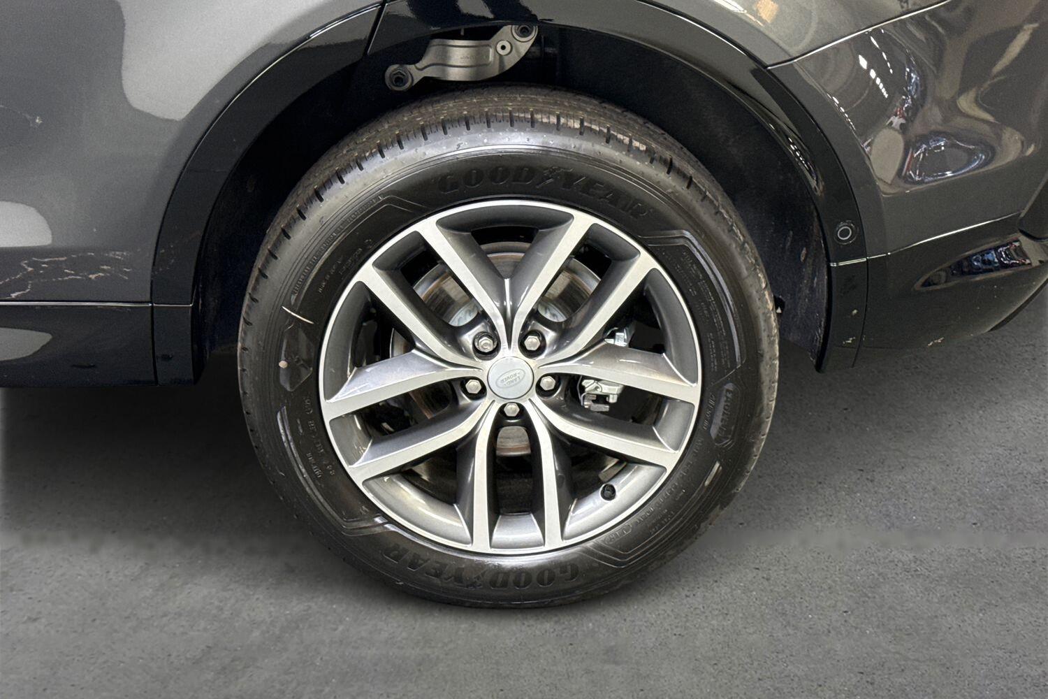 Land Rover Discovery Sport view 6