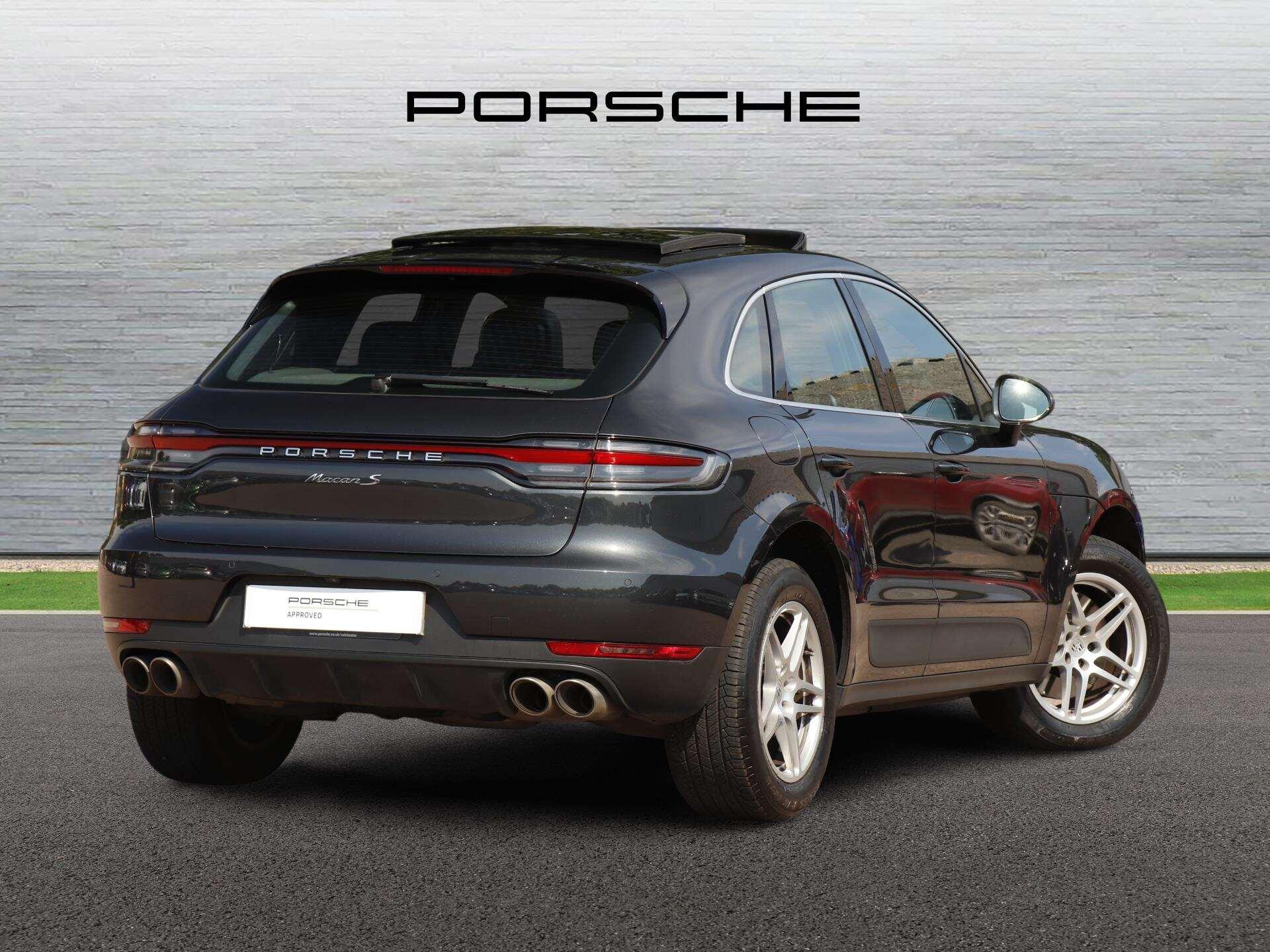Porsche Macan view 3