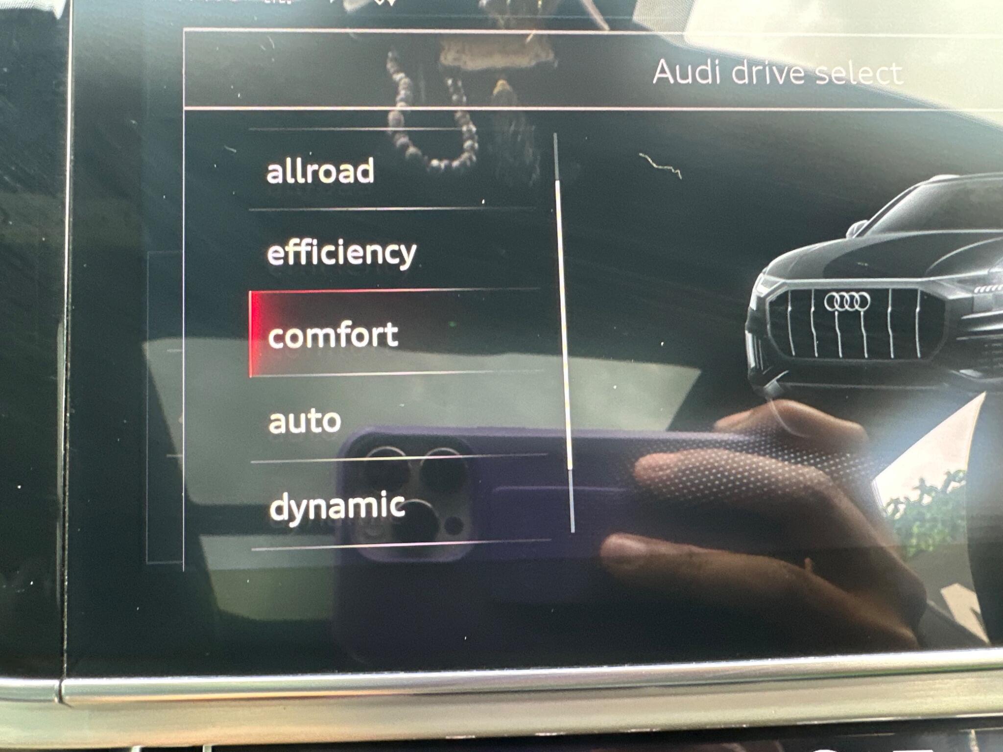 Audi Q8 view 21