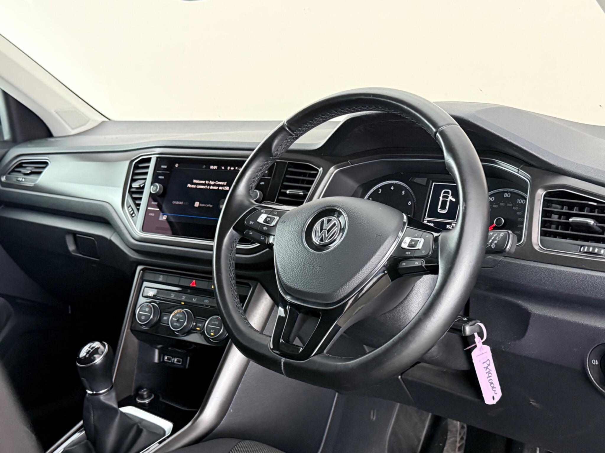 Volkswagen T-Roc view 3