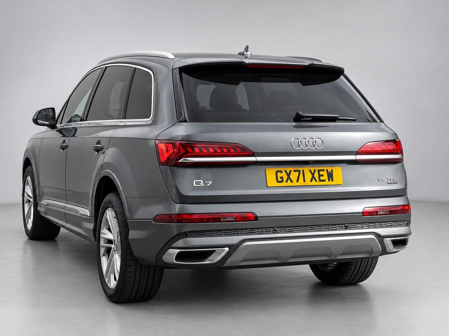 Audi Q7 view 9