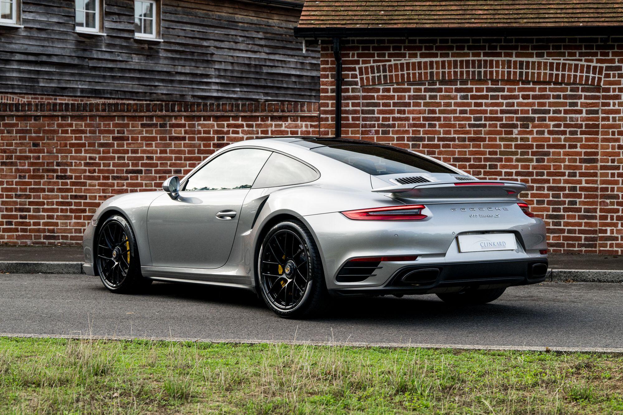 Porsche 911 view 6