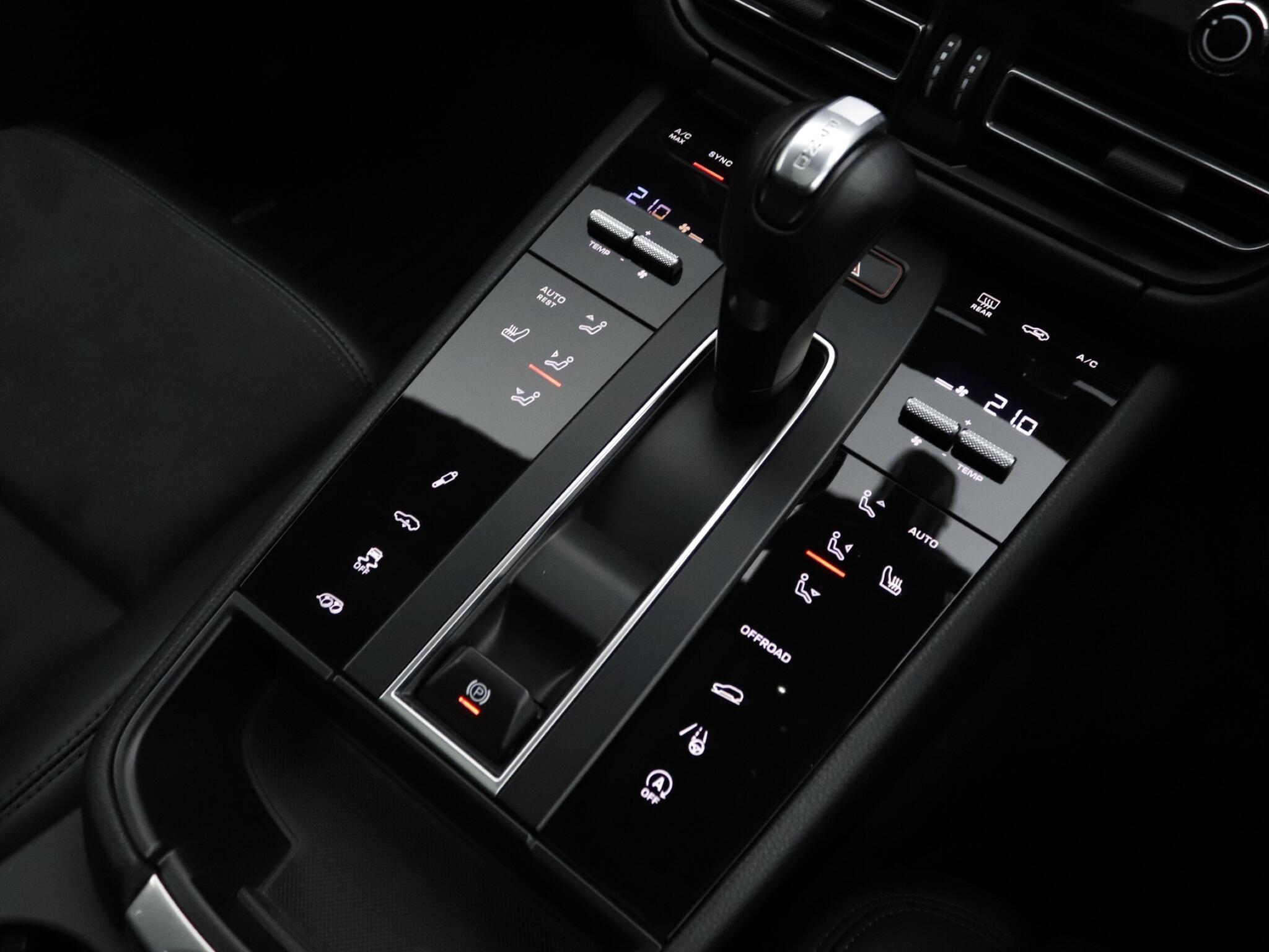 Porsche Macan view 12