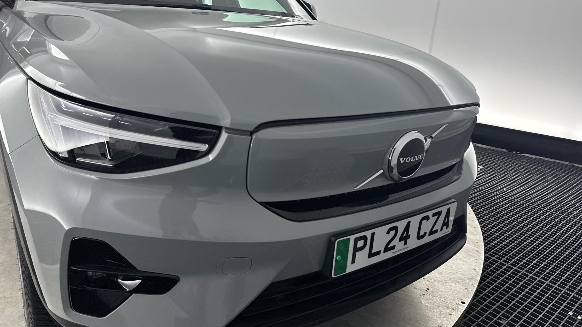 Volvo EX40 view 22
