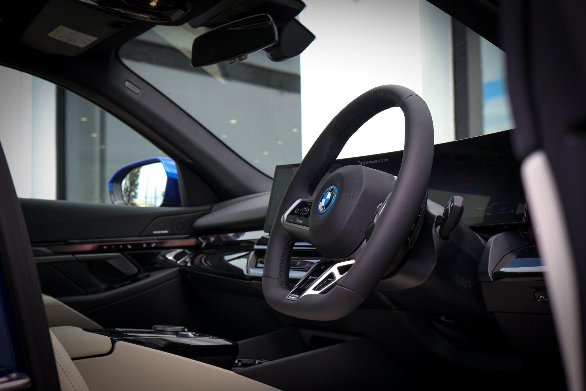 BMW 5 Series view 11