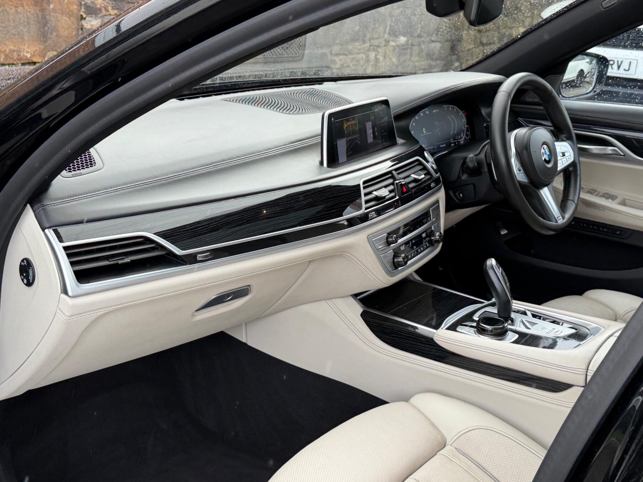 BMW 7 Series view 14