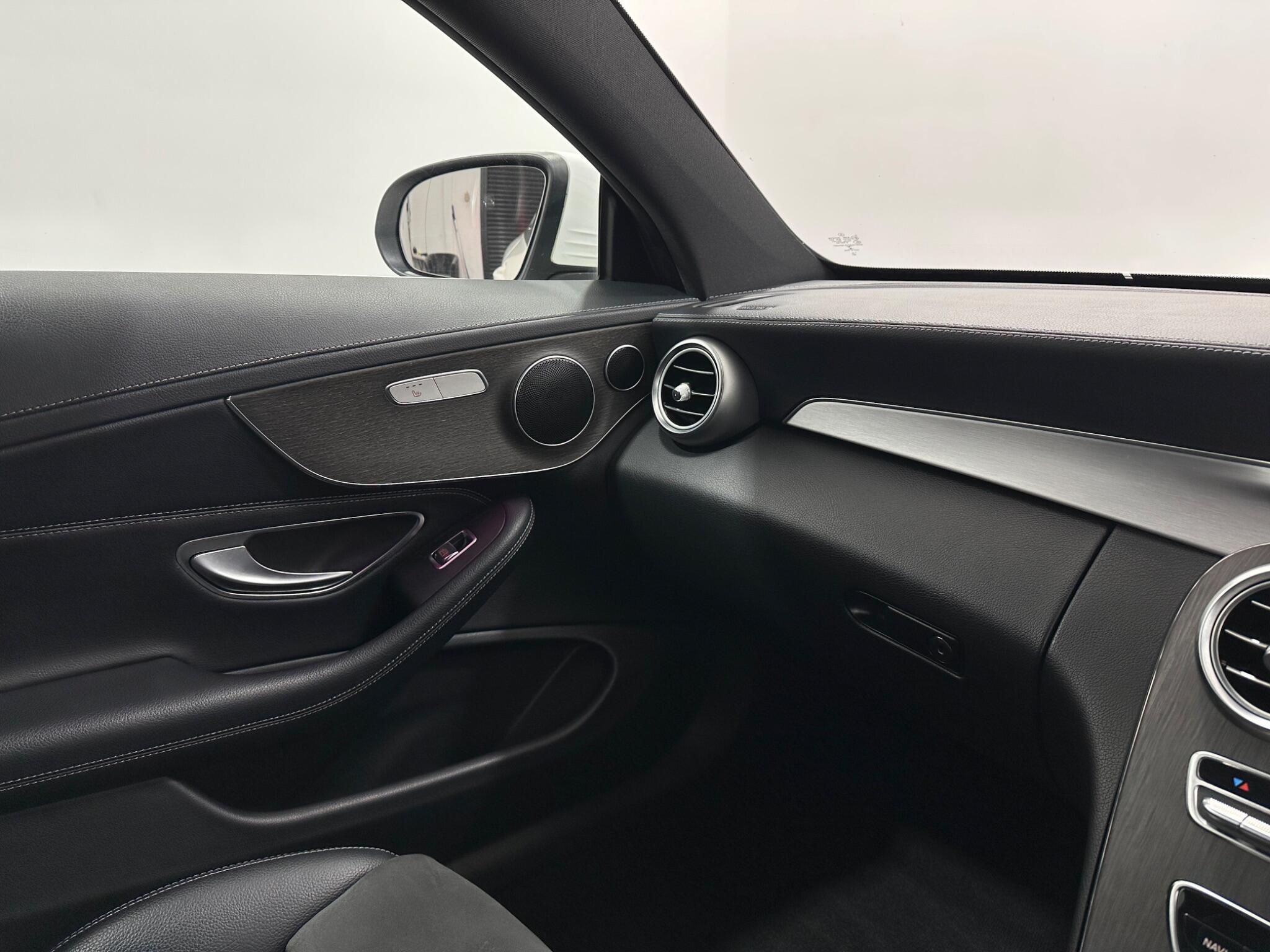 Mercedes-Benz C-Class view 28