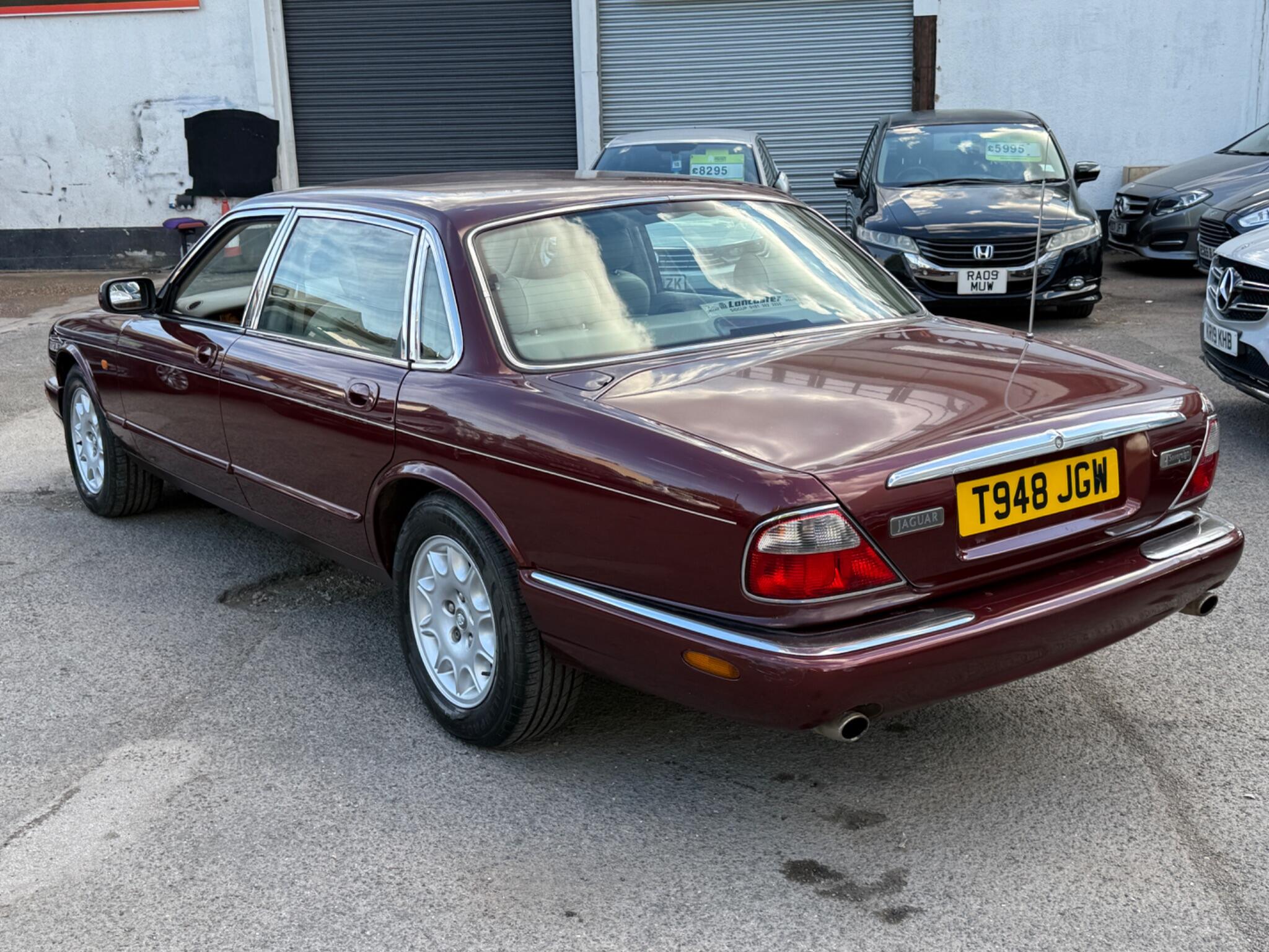 Jaguar XJ - Image 9