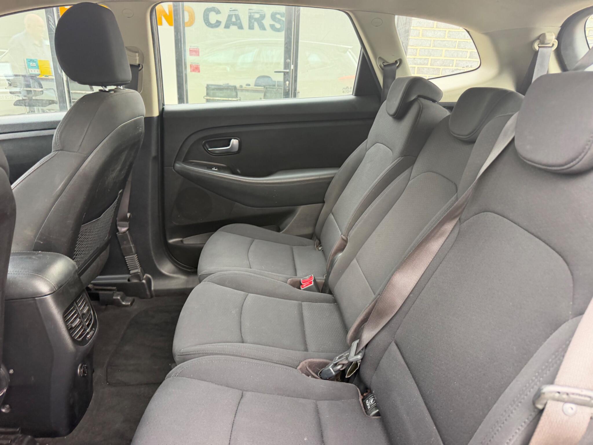 Kia Carens view 26