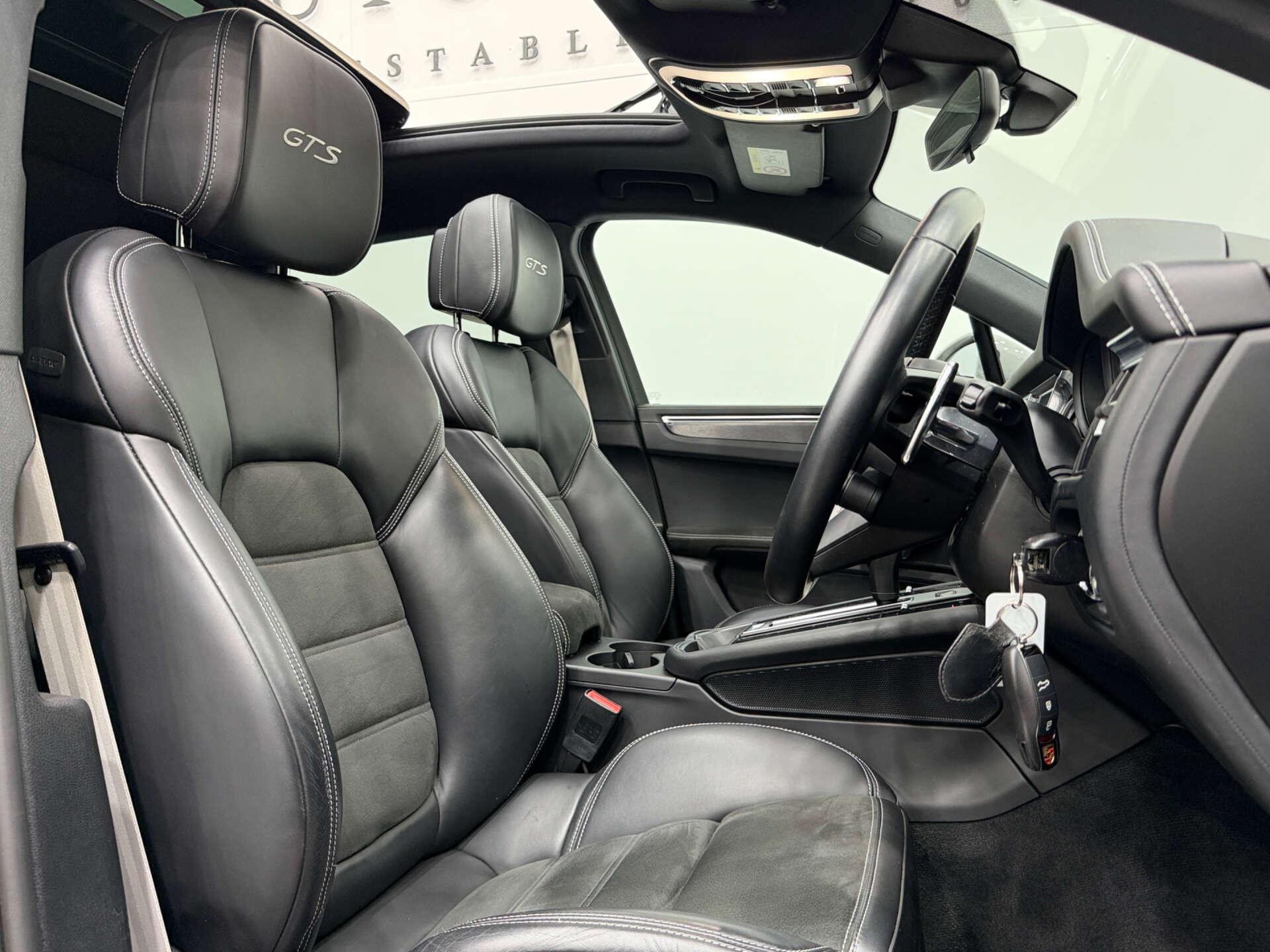Porsche Macan view 2