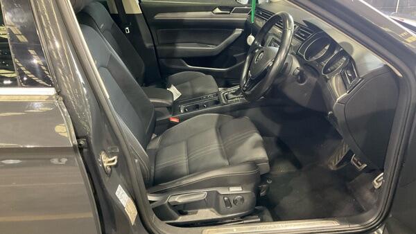 Volkswagen Passat view 11