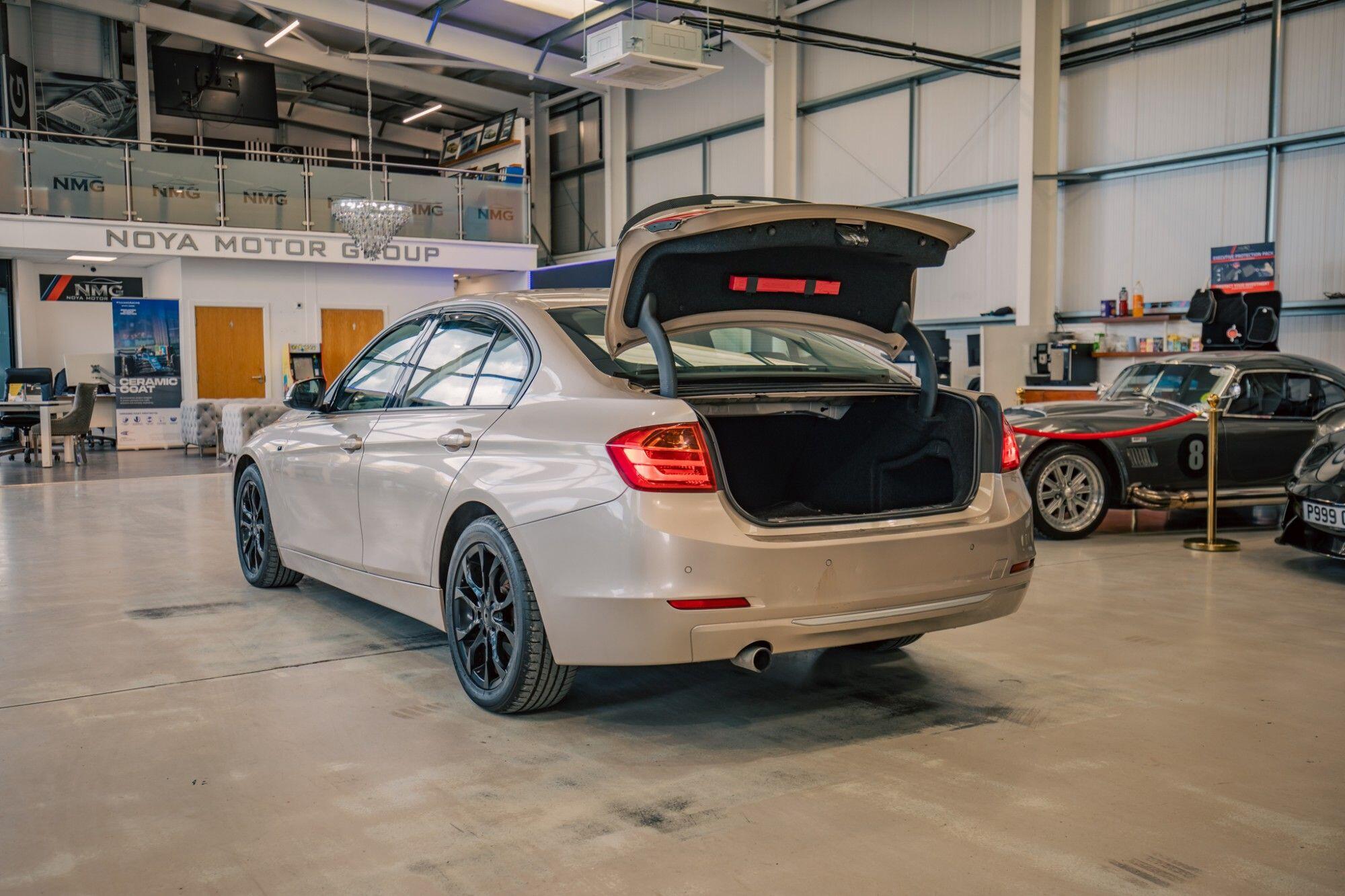 BMW 3 Series view 28