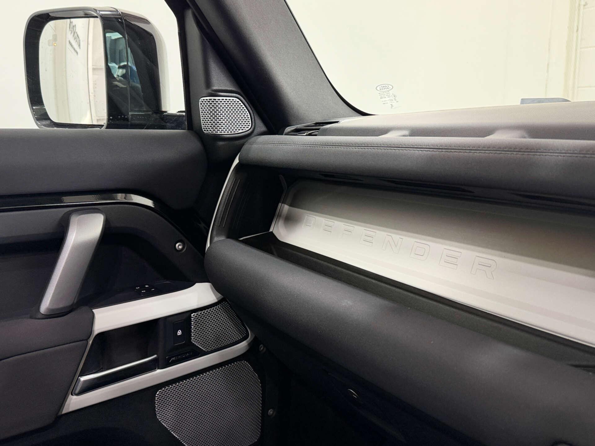 Land Rover Defender view 32