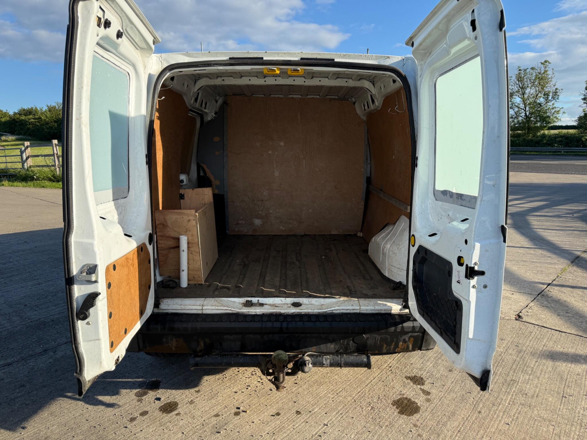 Ford Transit Connect 1.8 TDCi T200 LX L1 H1 4dr — photo 39 of 86