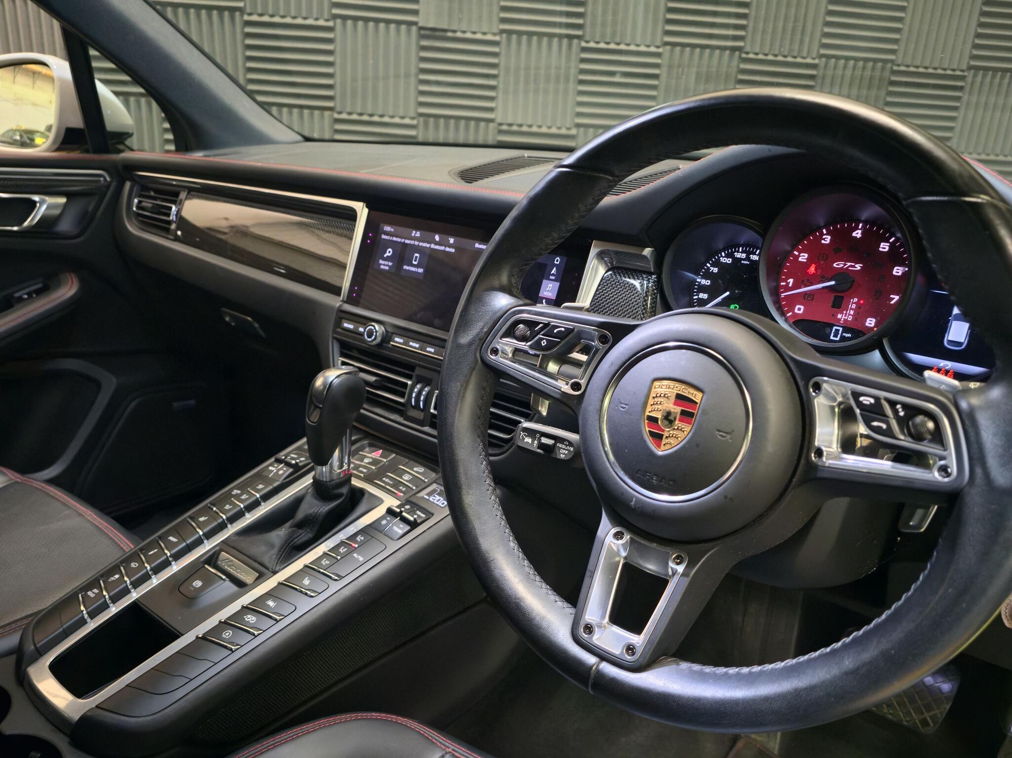 Porsche Macan view 20