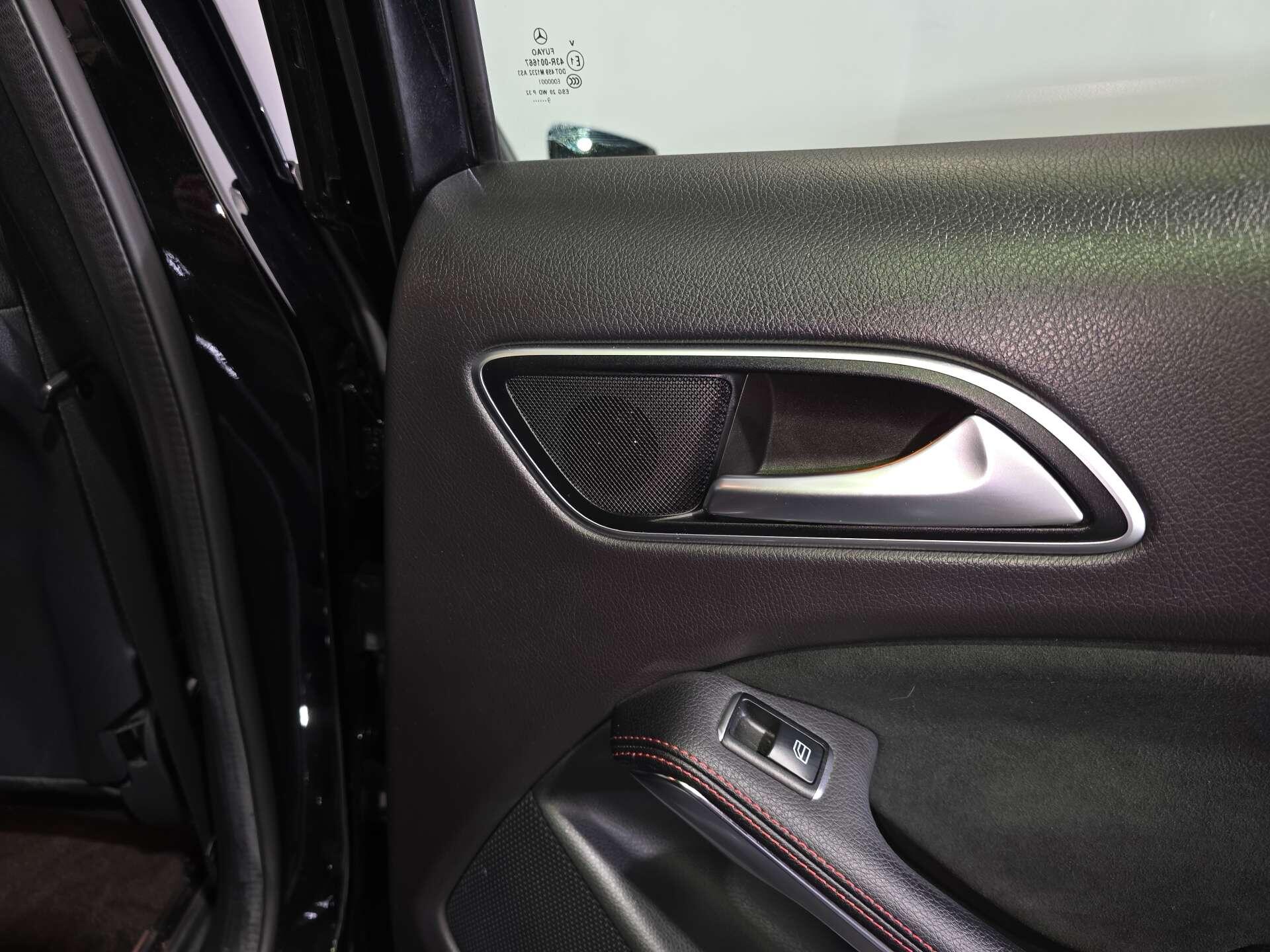 Mercedes-Benz GLA view 50