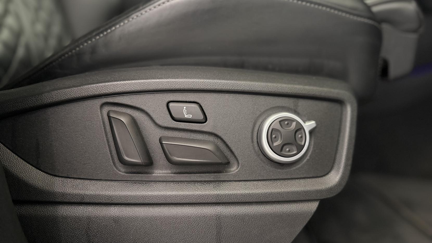 Audi SQ5 view 32
