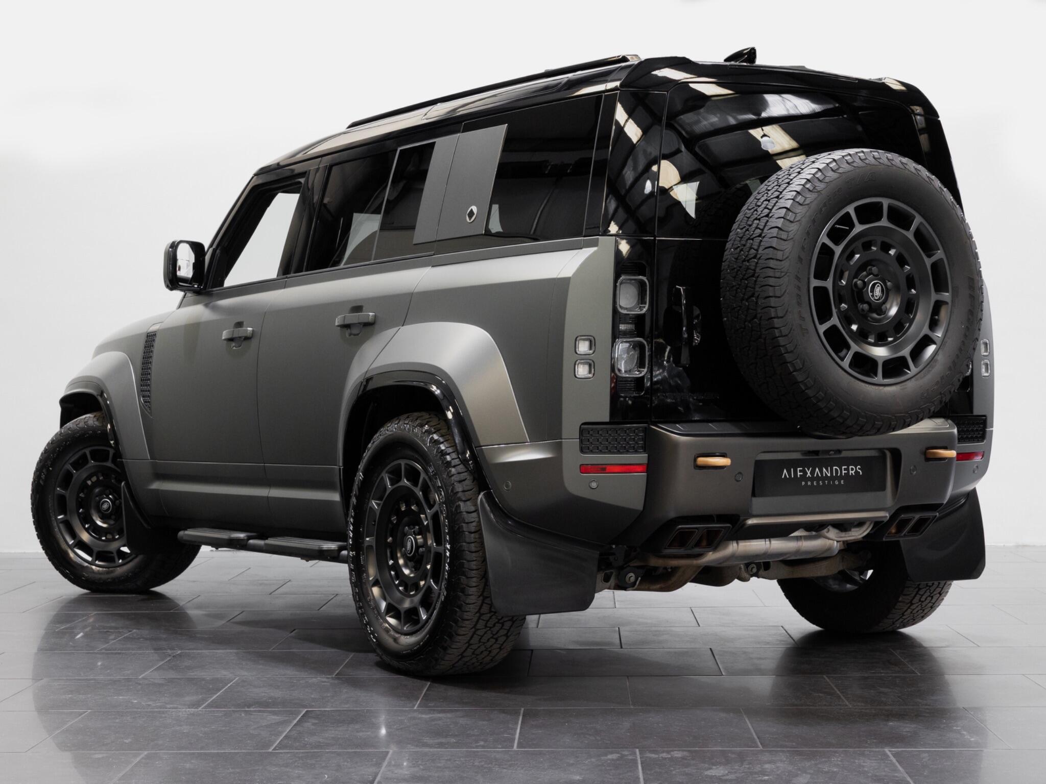 Land Rover Defender 110 view 27