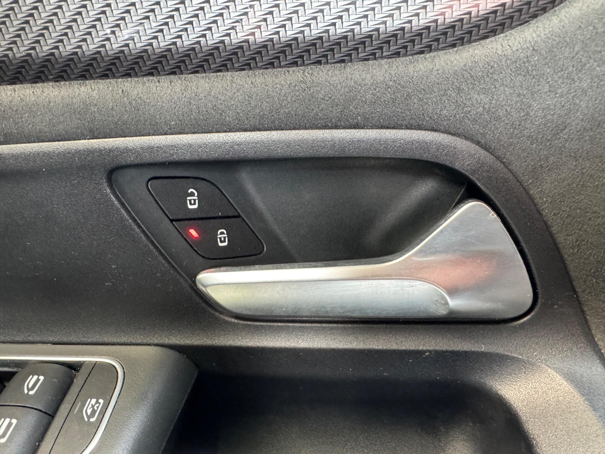 Mercedes-Benz GLB view 49