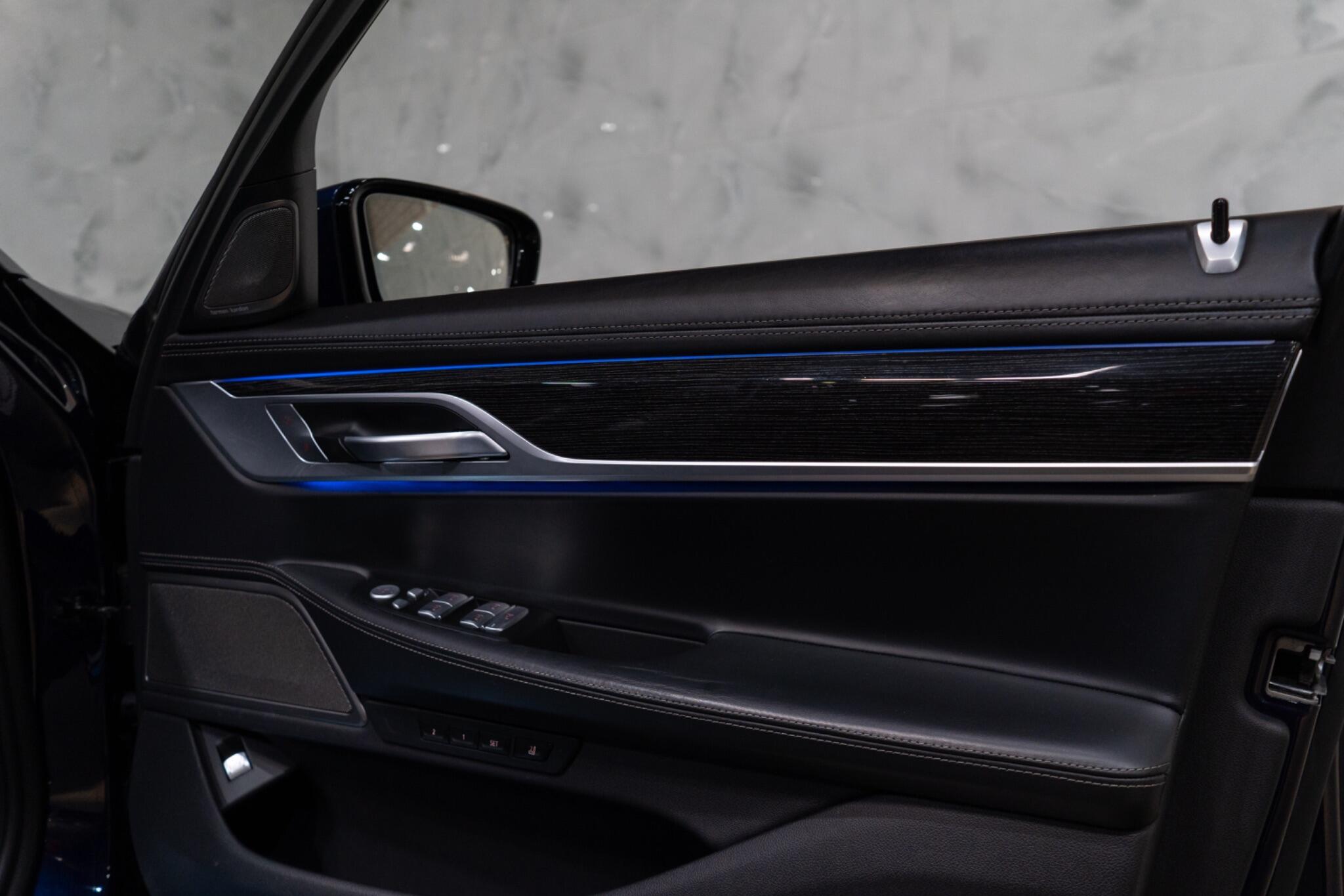 BMW 7 Series view 32