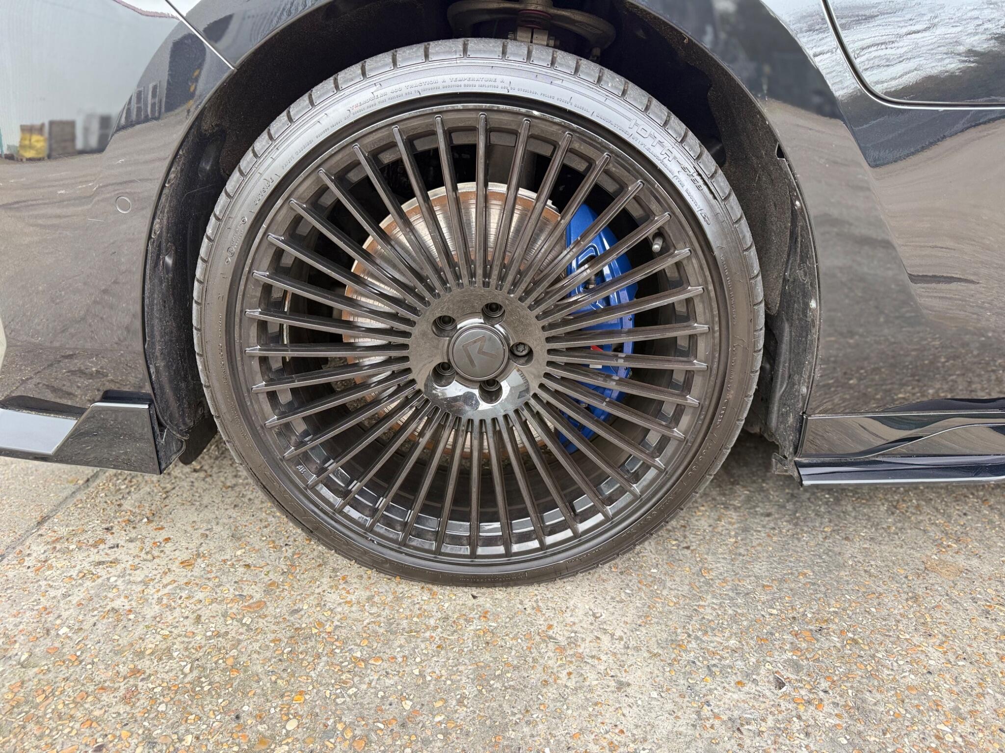 BMW 7 Series view 23