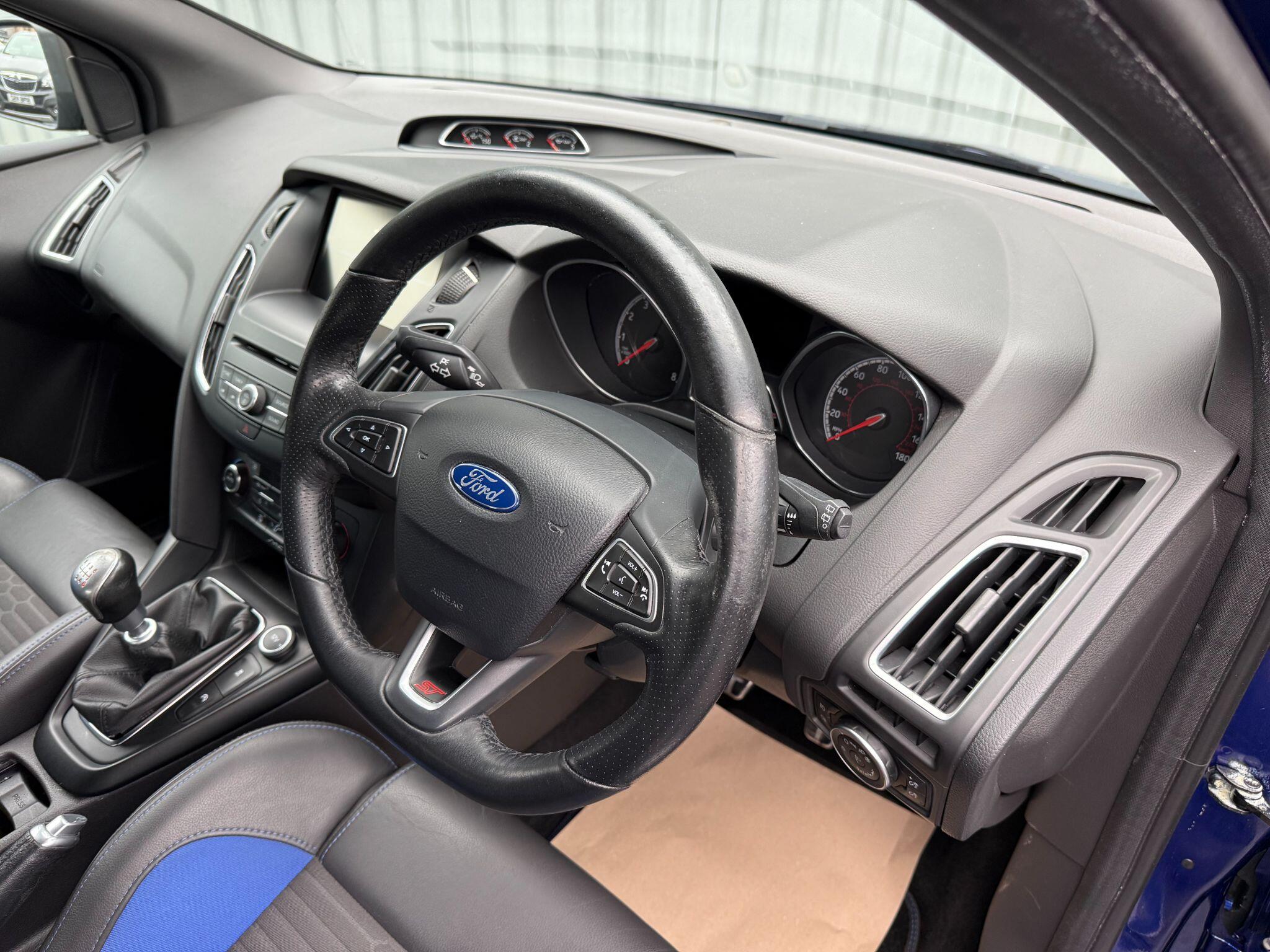 Ford Focus view 14