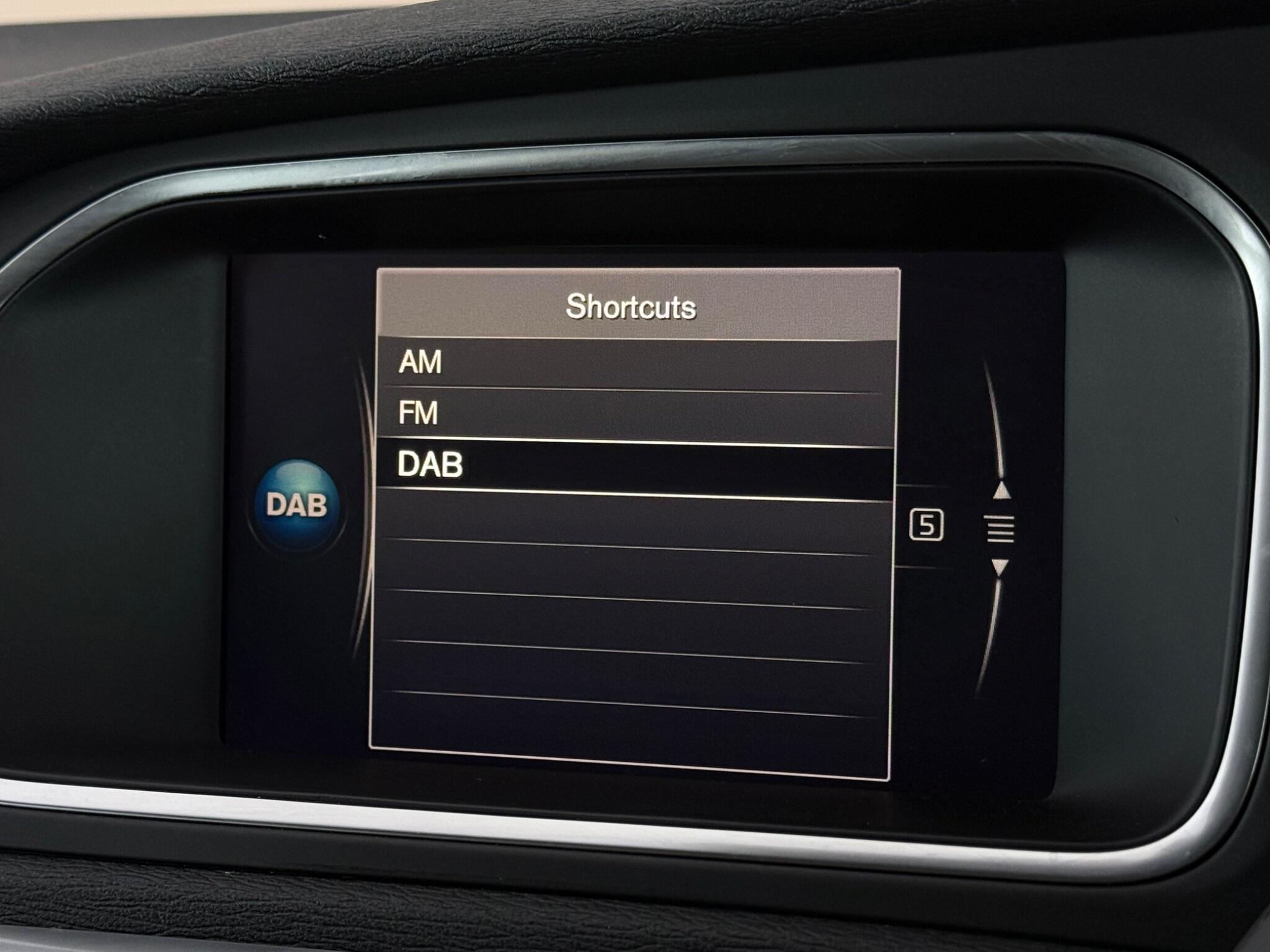 Volvo V40 Cross Country view 21