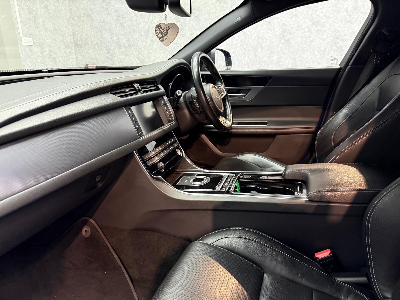Jaguar XF view 19
