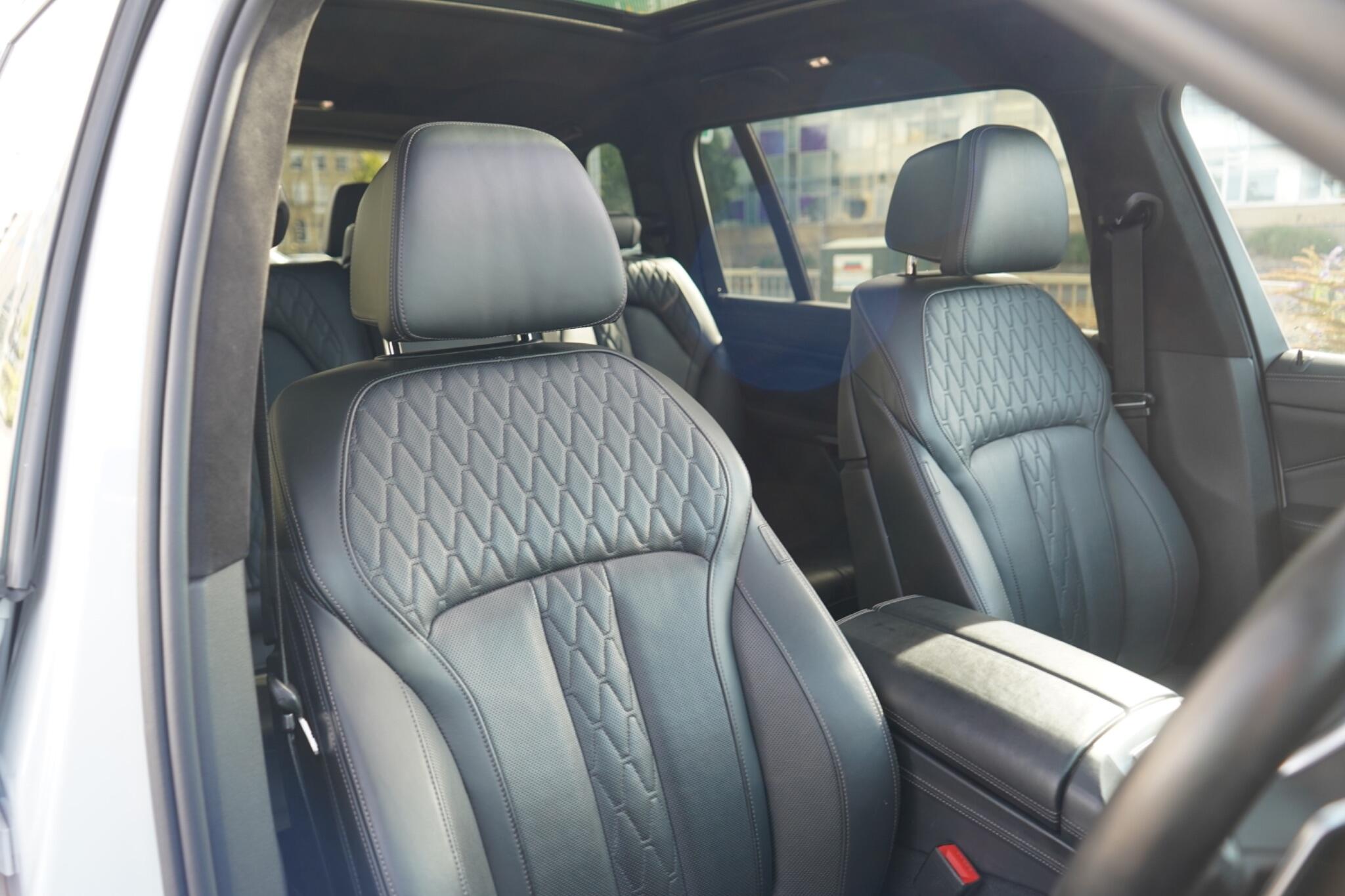 BMW X7 view 3