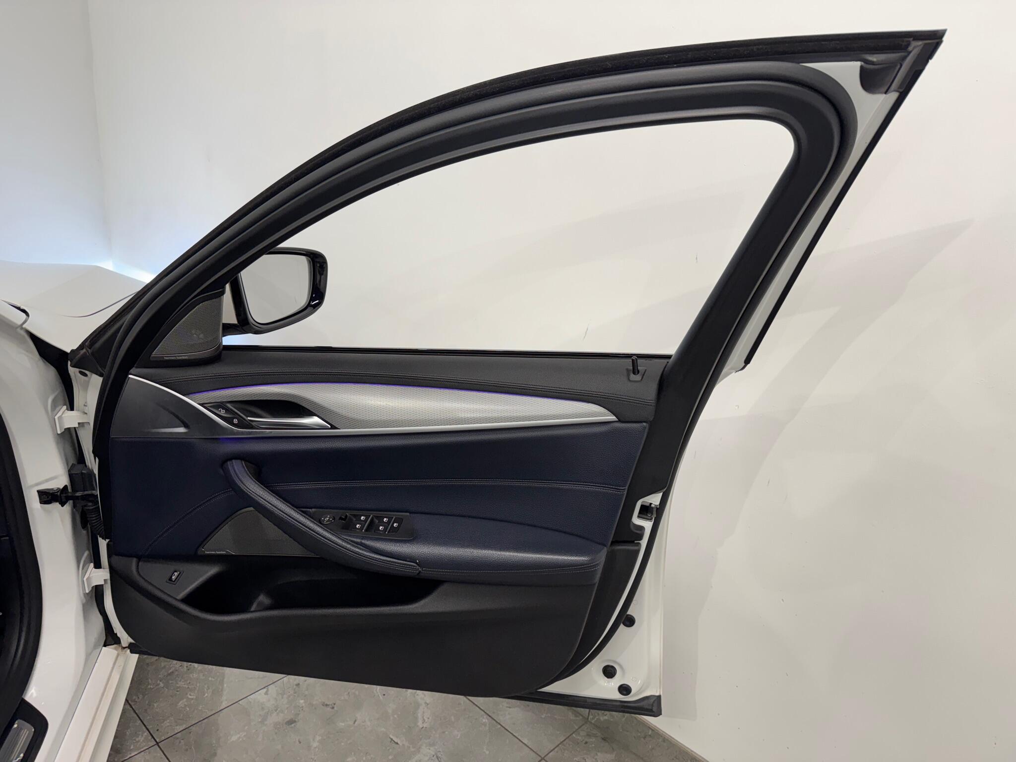 BMW 5 Series view 12