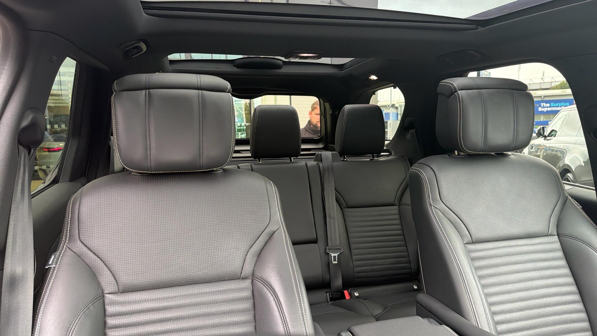 Land Rover Discovery view 32