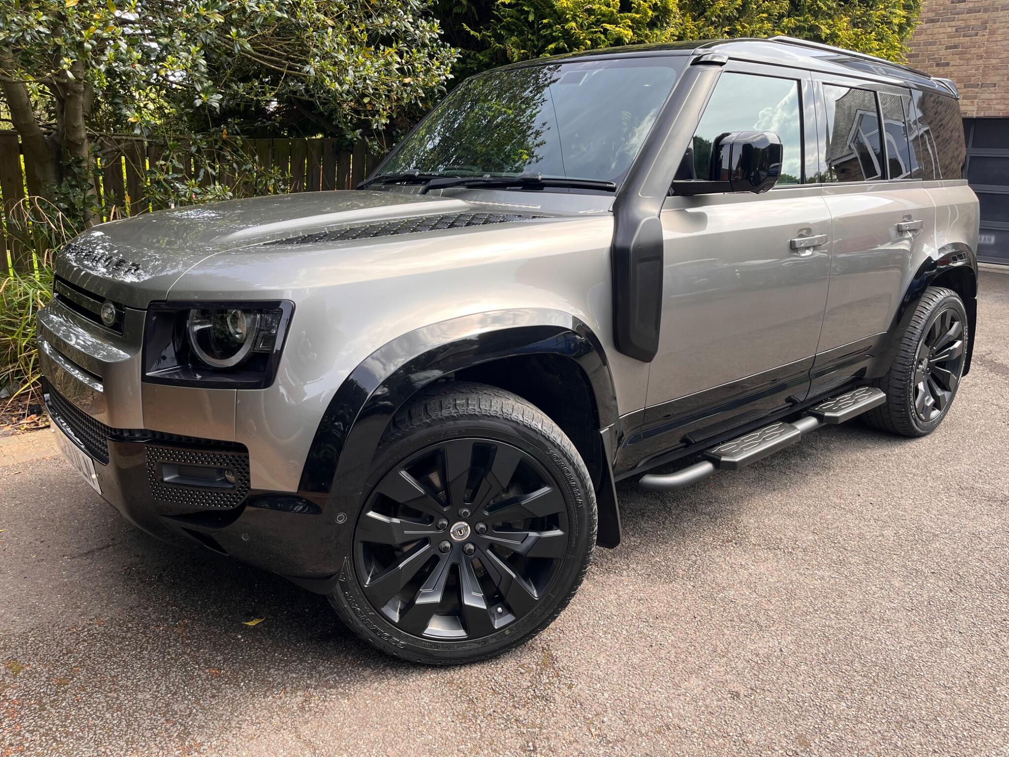 Land Rover Defender view 3
