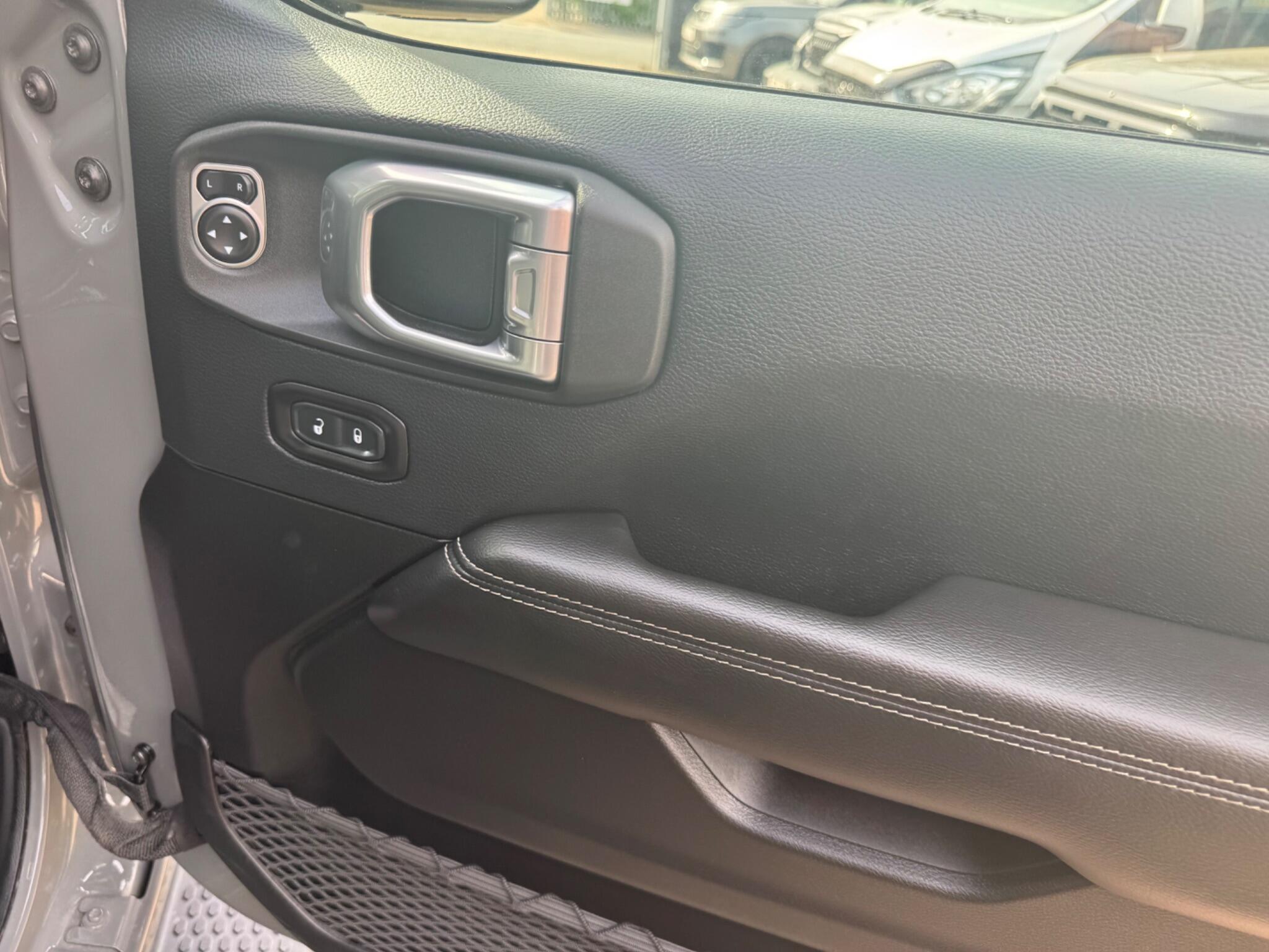 Jeep Wrangler view 32