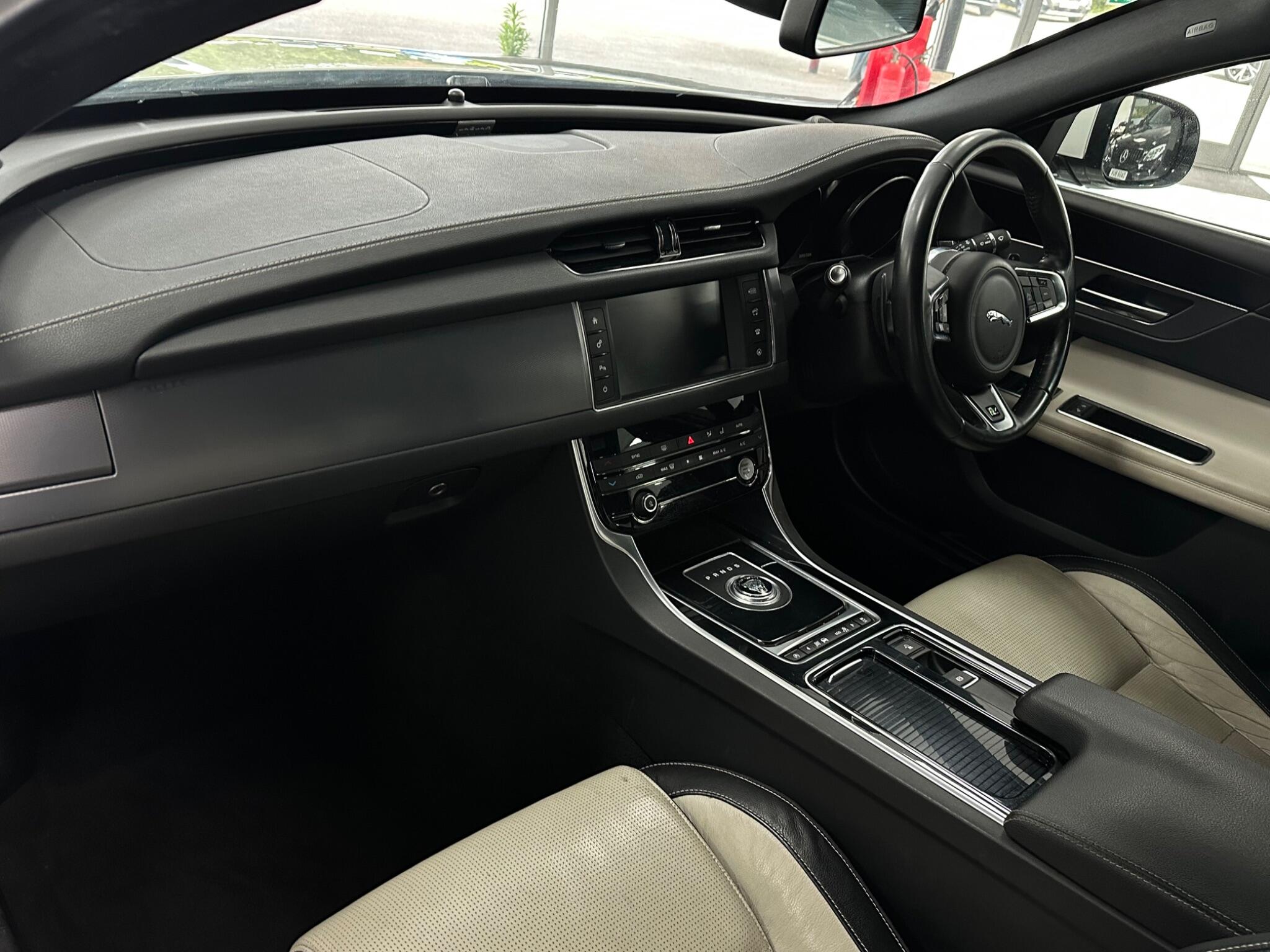 Jaguar XF view 19