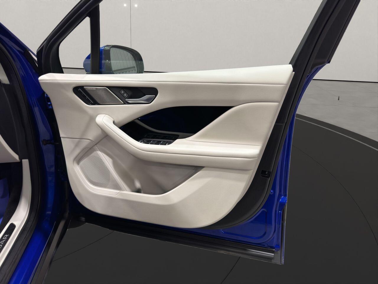 Jaguar I-Pace view 31
