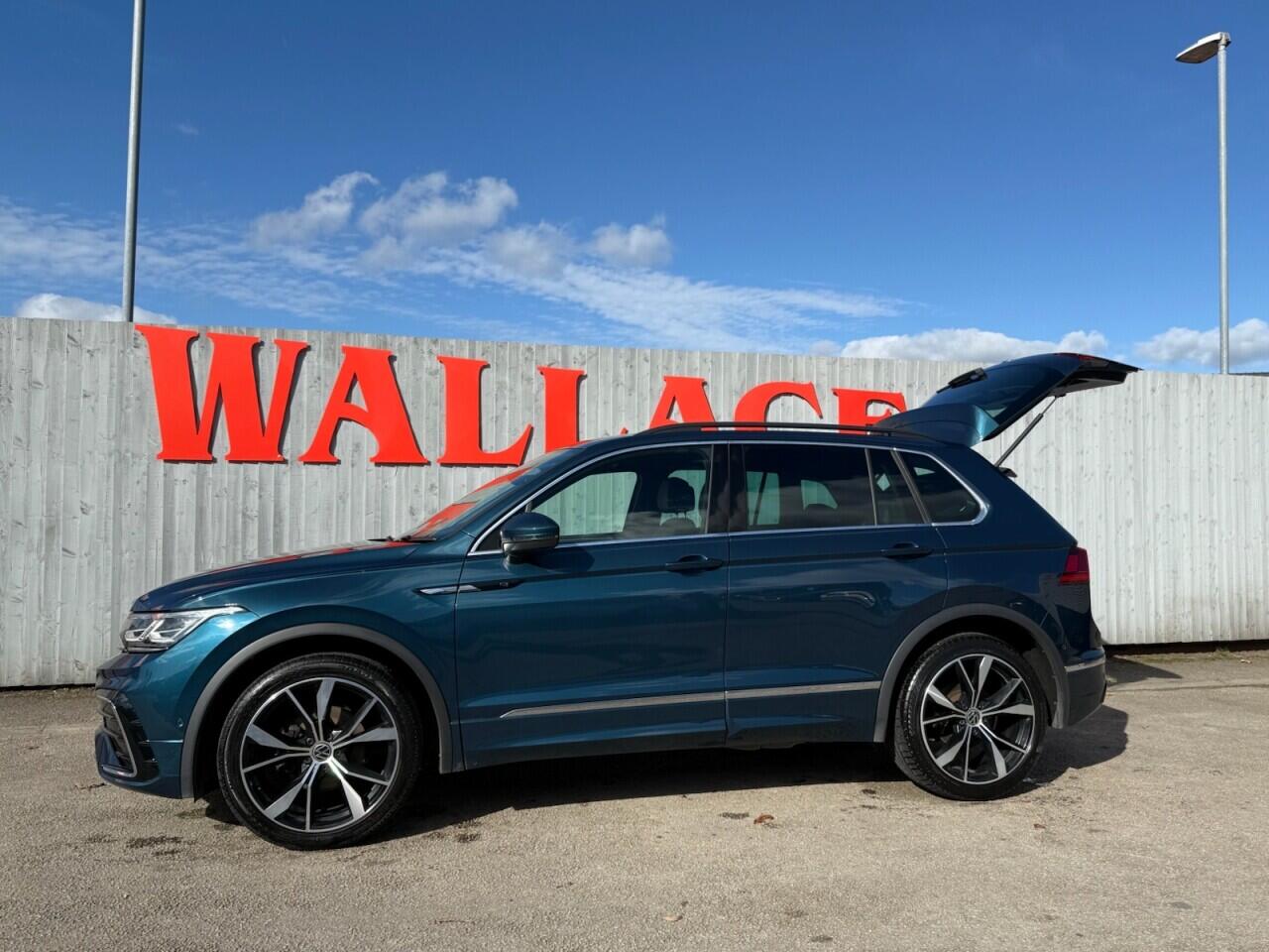 Volkswagen Tiguan view 4