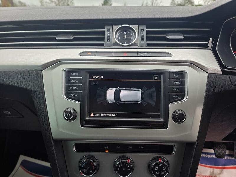 2015 Volkswagen Passat image 25