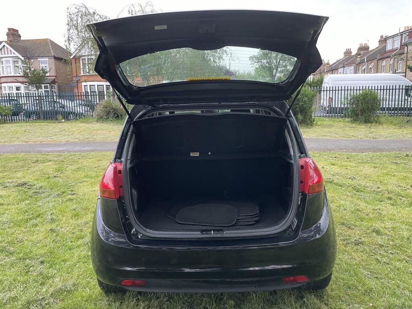 Kia Venga view 12