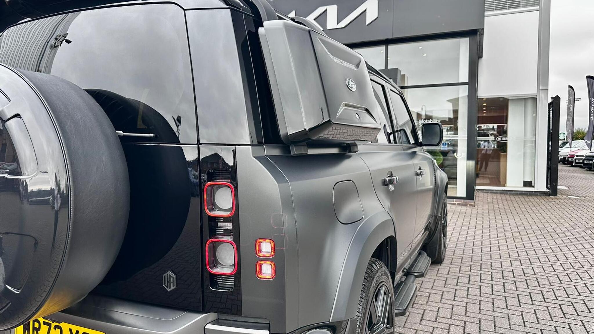 Land Rover Defender 110 view 33
