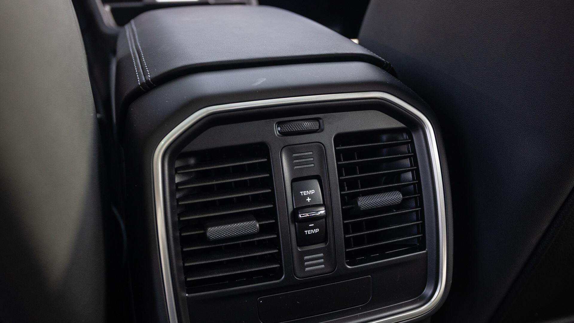 Porsche Macan view 18