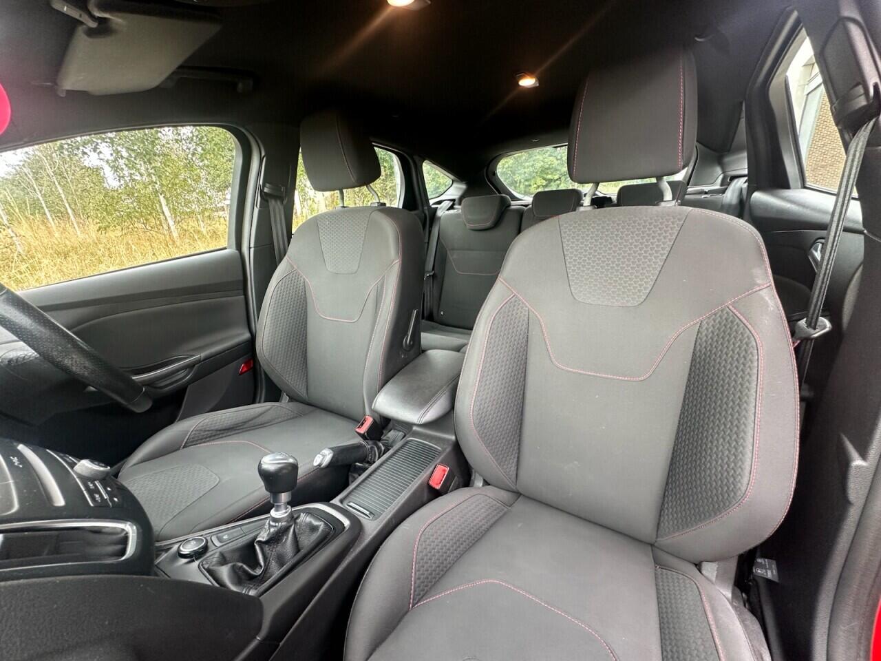 Ford Focus view 28