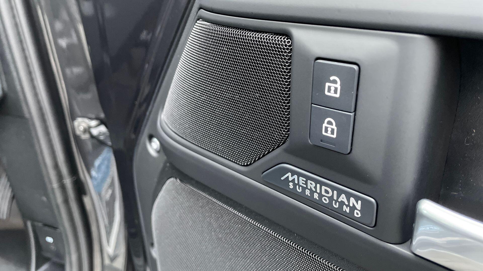Land Rover Defender view 24