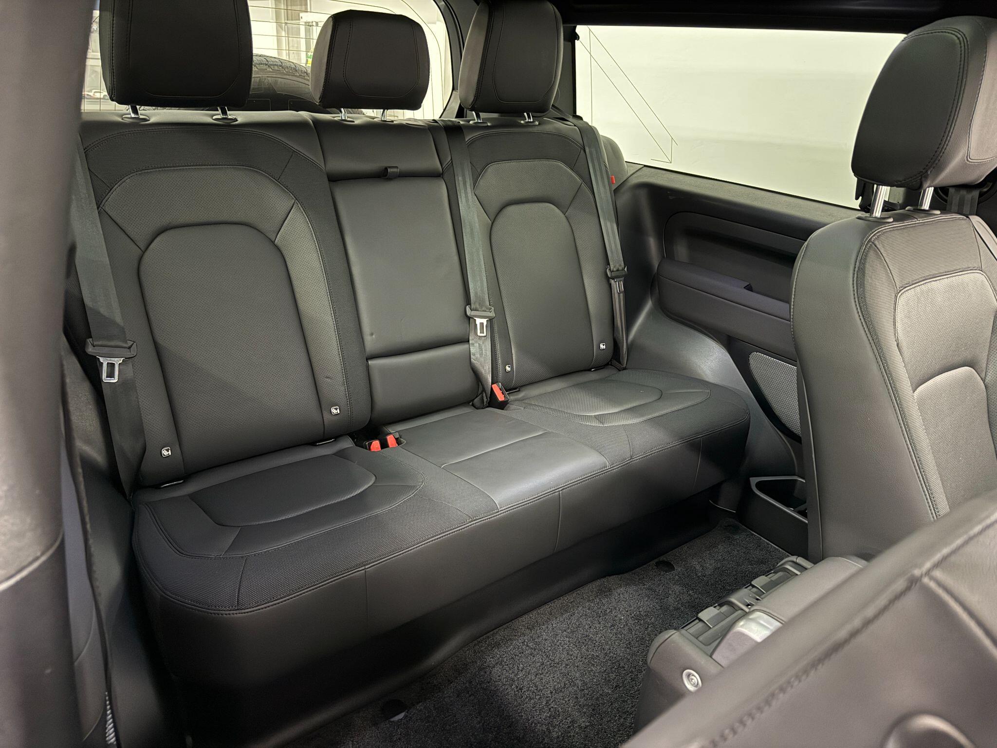 Land Rover Defender 90 view 8