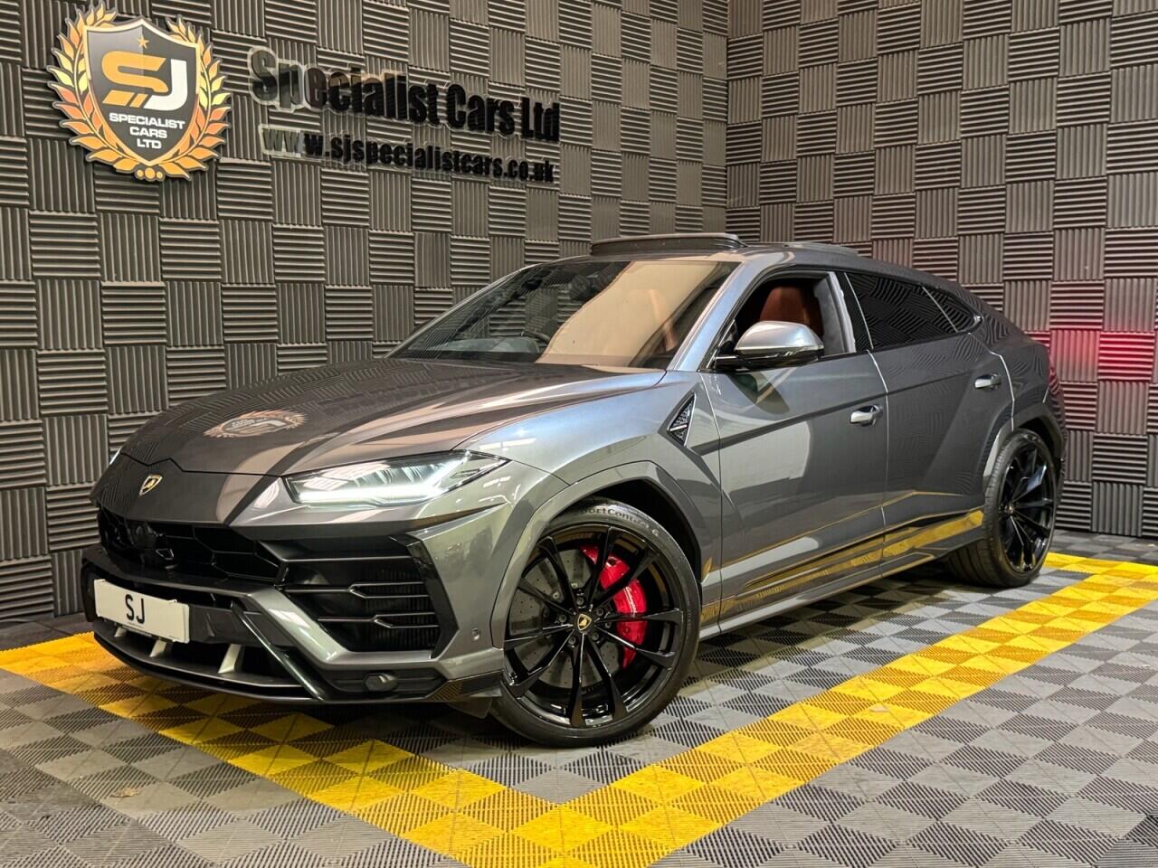Lamborghini Urus view 7