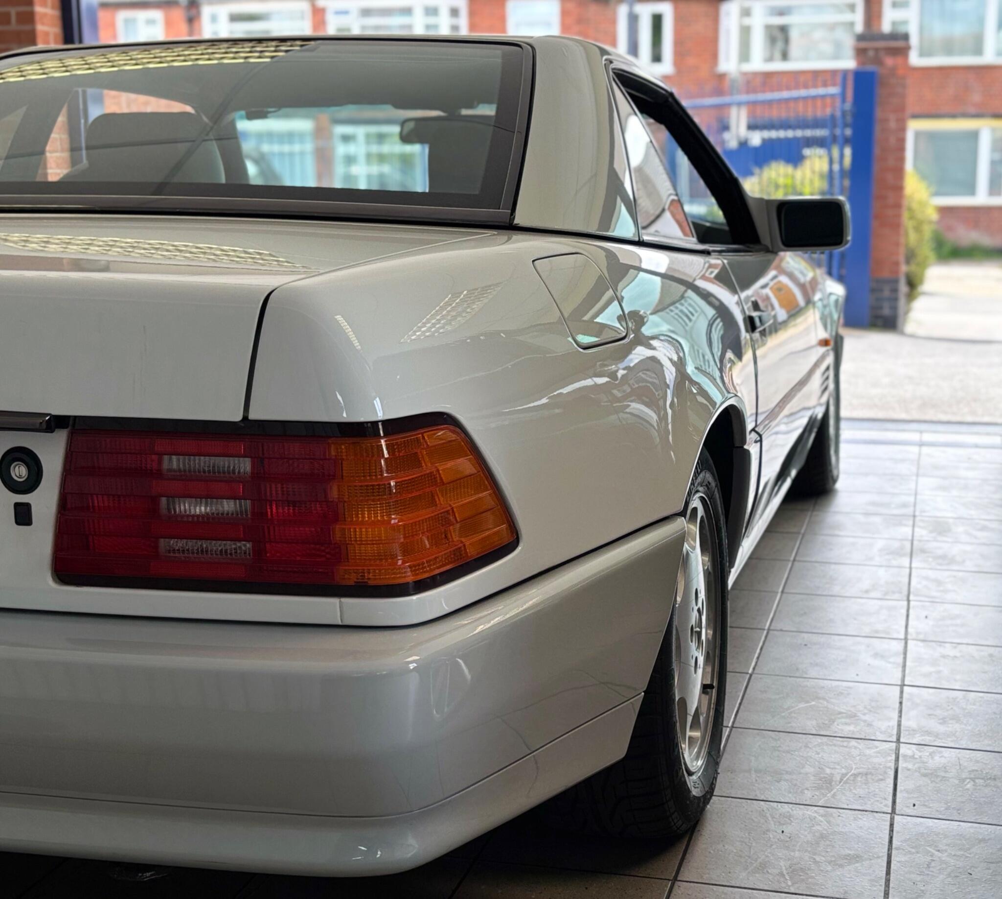 Mercedes-Benz 300 view 16