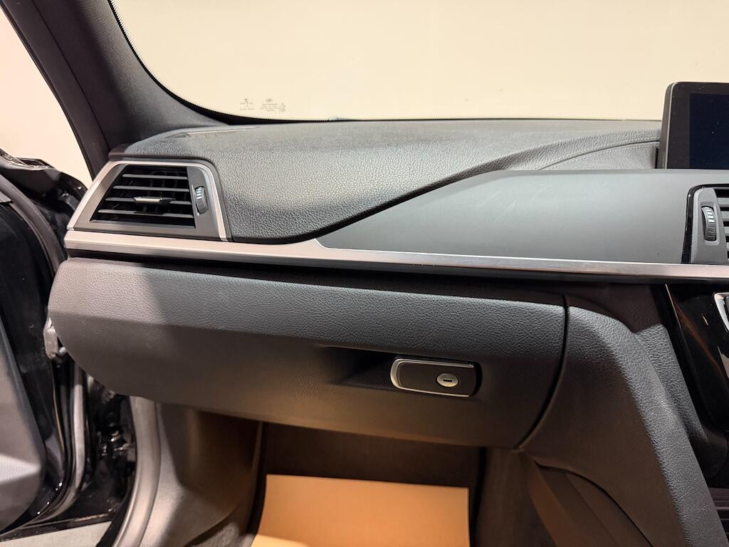 BMW 3 Series view 30