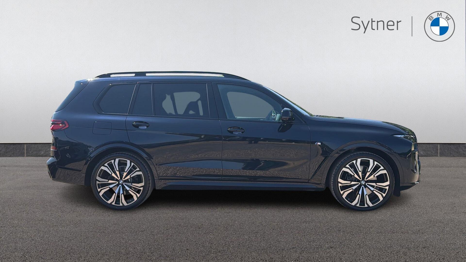 BMW X7 view 3