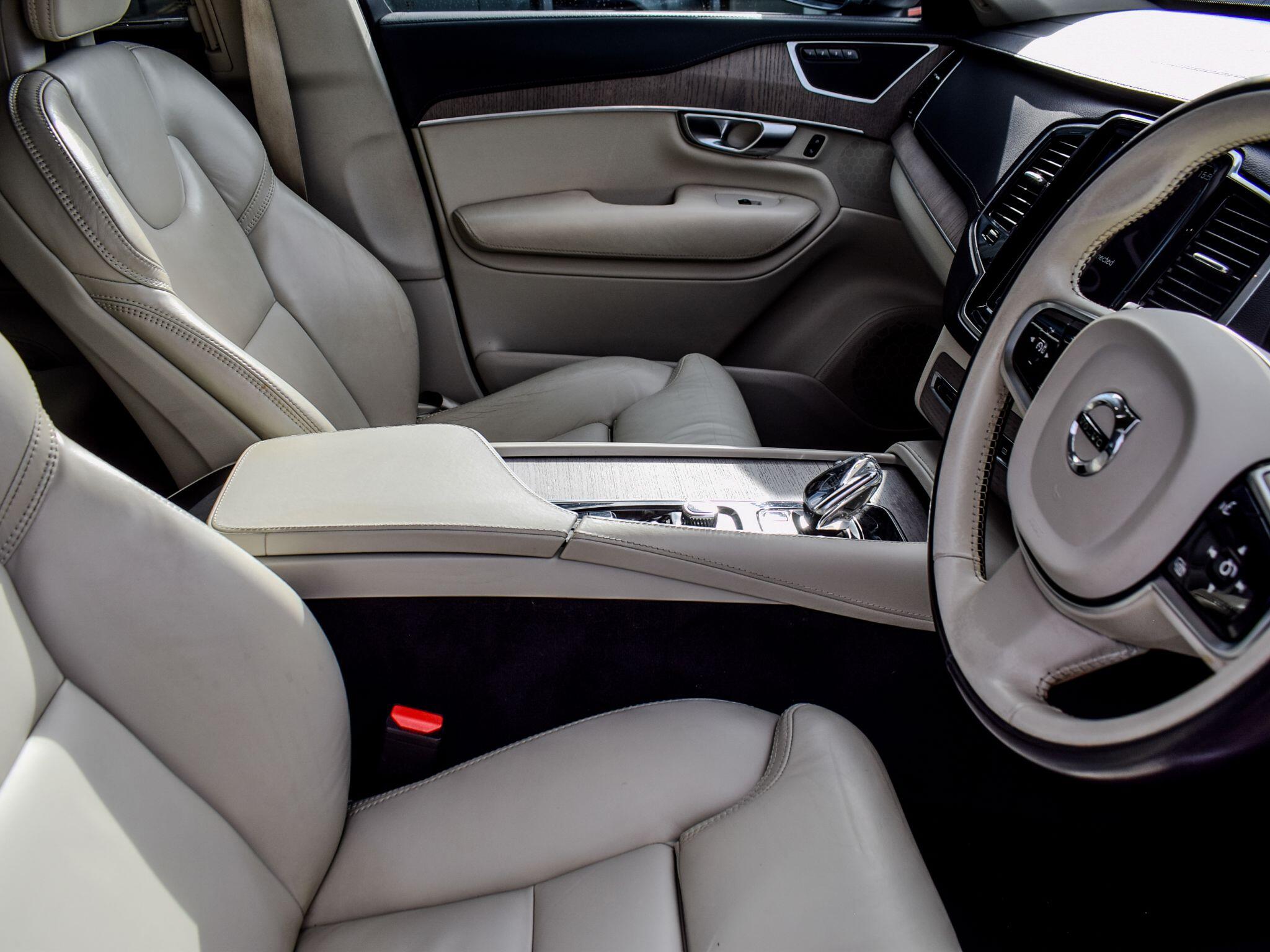 Volvo XC90 view 9