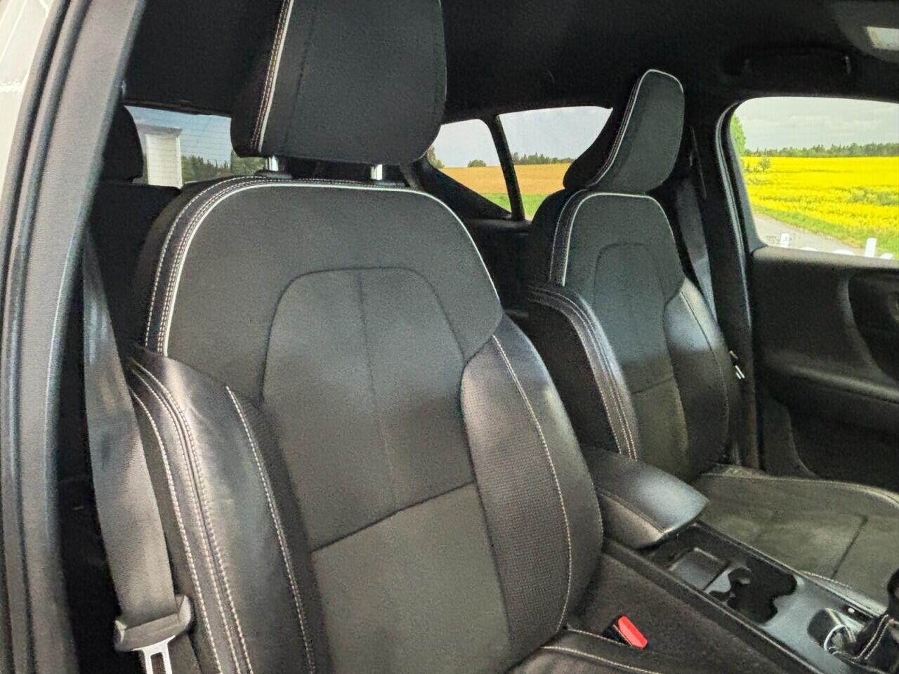 Volvo XC40 view 15