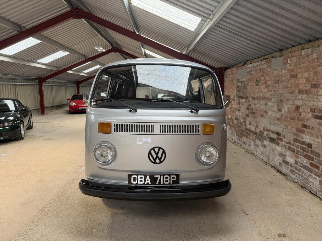 Volkswagen Transporter view 4